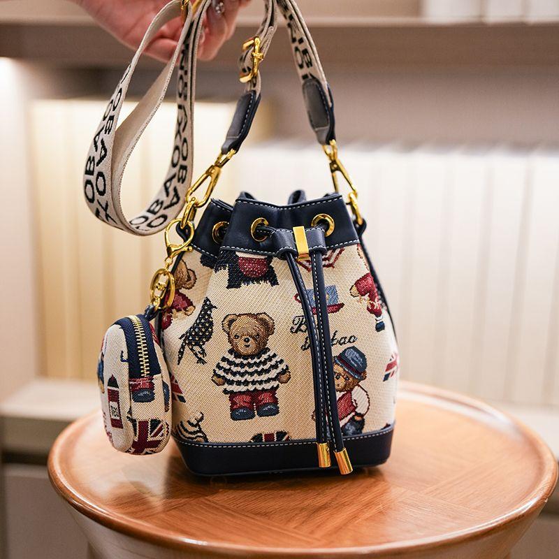 

Сумка North 2025 Новая Холщовая Сумка-Ведро Кэжуал с Текстурой и Вышивкой Медведя Женская Контрастного Цвета на Шнурке через Плечо/Мессенджер Blue