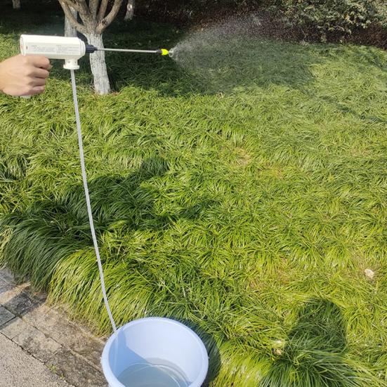 Multifunkční zavlažovací postřikovač Různé způsoby vývodů Pohodlné uchopení Kompaktní s datovým kabelem Časované zavlažování 4,8 W el.