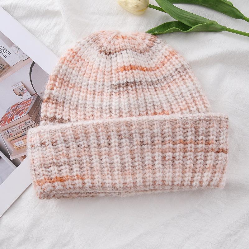 Women's Gradient Knit Wool Beanie - Autumn/Winter Warm Ear Protection, Stylish and Versatile for European and American Fashion