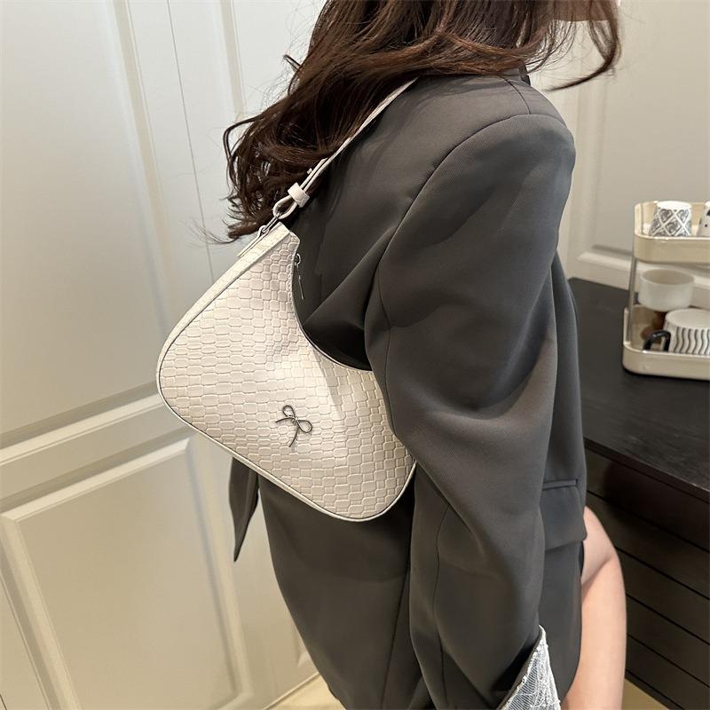Sac axillaire petit sac femme printemps et été nouvelle mode polyvalent sac bandoulière messenger design de niche sac croissant