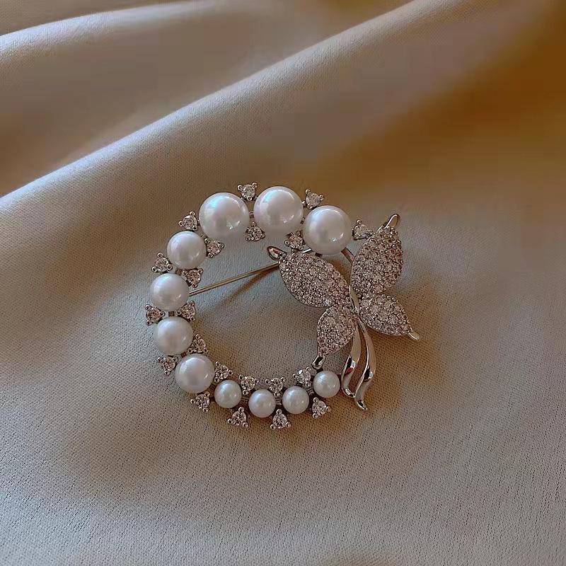 2022 New Creative Luxury Pearl Brooches Pins For Women Elegant Rhinestone Snowflakes Flower Accessories Lady Wedding Party Gift