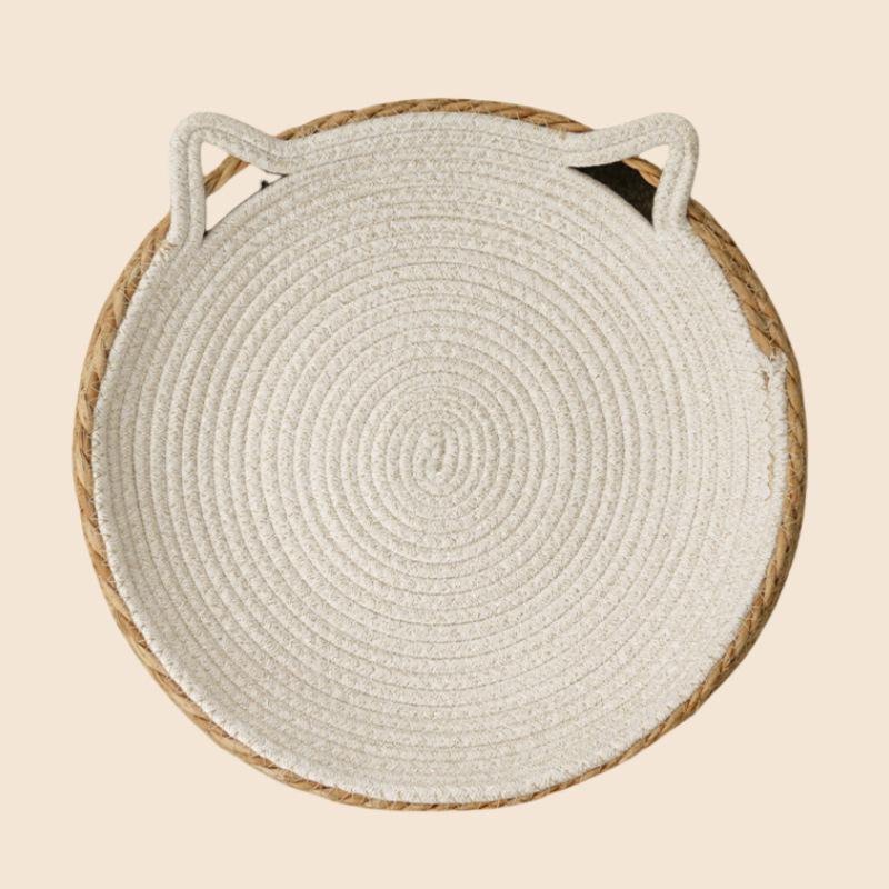 Om sommeren er katteskrapebrettet i rotting og sisal slitesterkt og slipper ikke fliser.