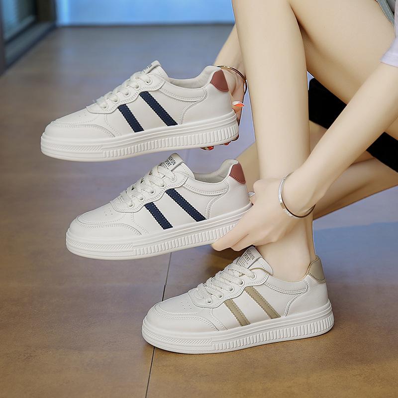 Små vita skor damskor 2025 vår och höst nya mångsidiga vardagliga sportskor studenter lätta och bekväma platta basplattsskor