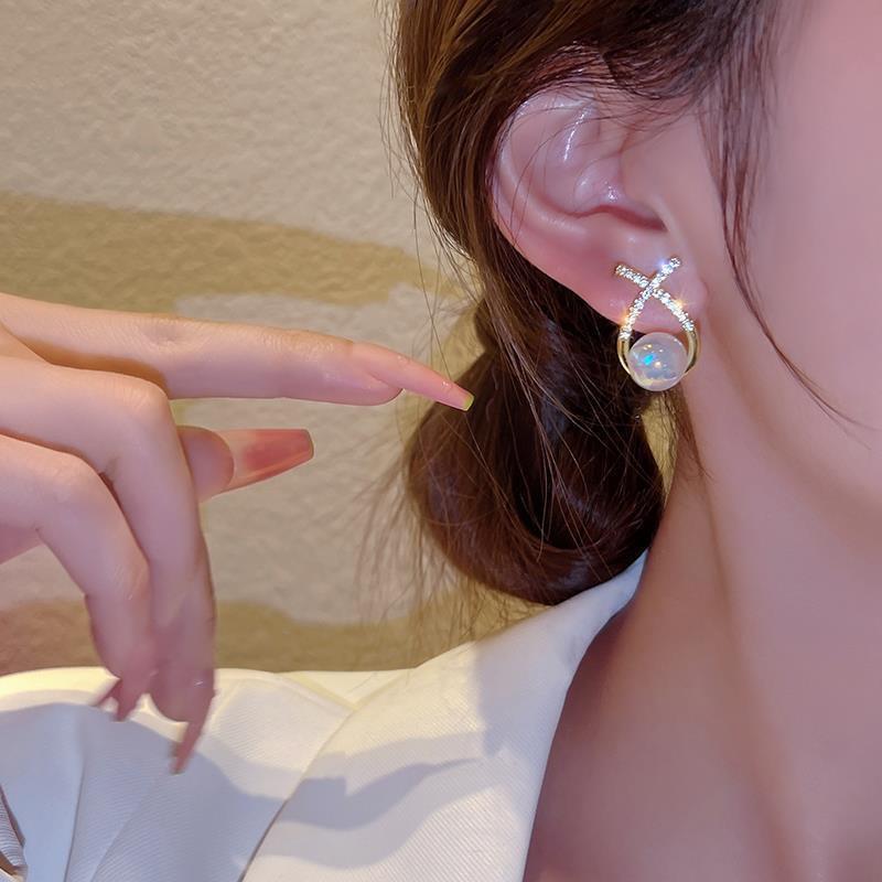 New Inlaid Rhinestone Pearl Stud Earrings Shiny Personality Fashion Unique Design Earrings for Women Party Wedding Jewelry