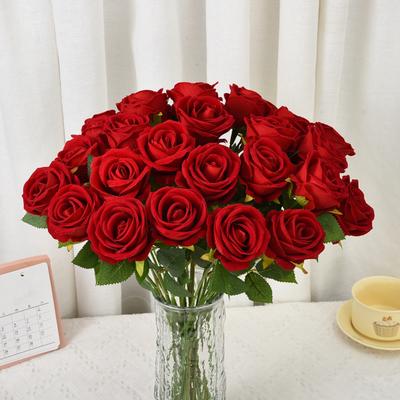 5 vnt. dirbtinių raudonų rožių, imituotų gėlių su lanksčiais stiebais, realistiškos dirbtinės rožės vestuvėms, namams, gėlių kompozicijoms, fotografijos rekvizitai