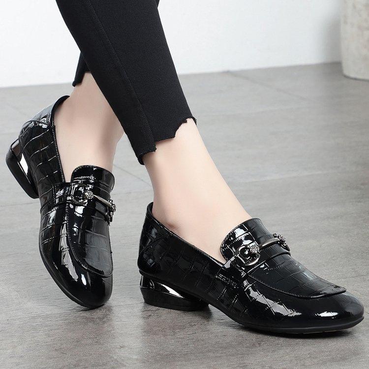 

Patent leather loafers spring 2025 new low-heeled small leather shoes women s soft-soled soft-faced flat-soled single shoes popular women s shoes 35