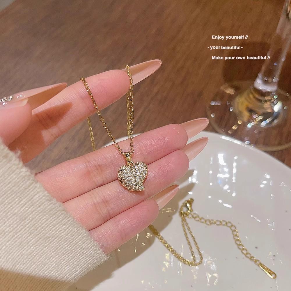 Elegant European and American Heart Necklace: Gold-Plated Copper Love Pendant for Women