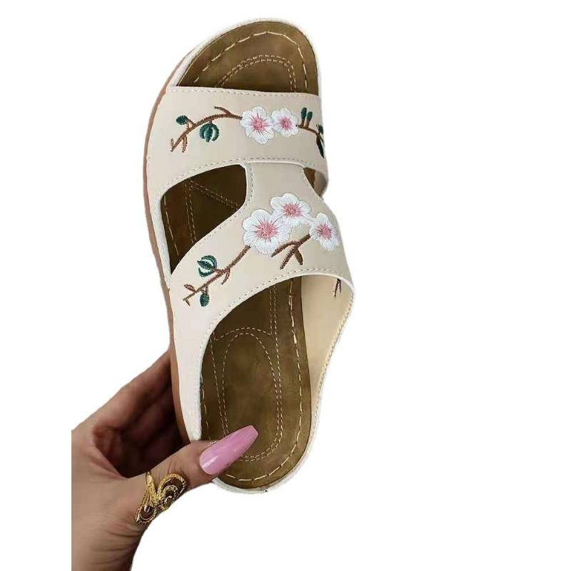 Summer new embroidered slippers women wish hollow flowers embroidered open-toed sewn wedge slippers