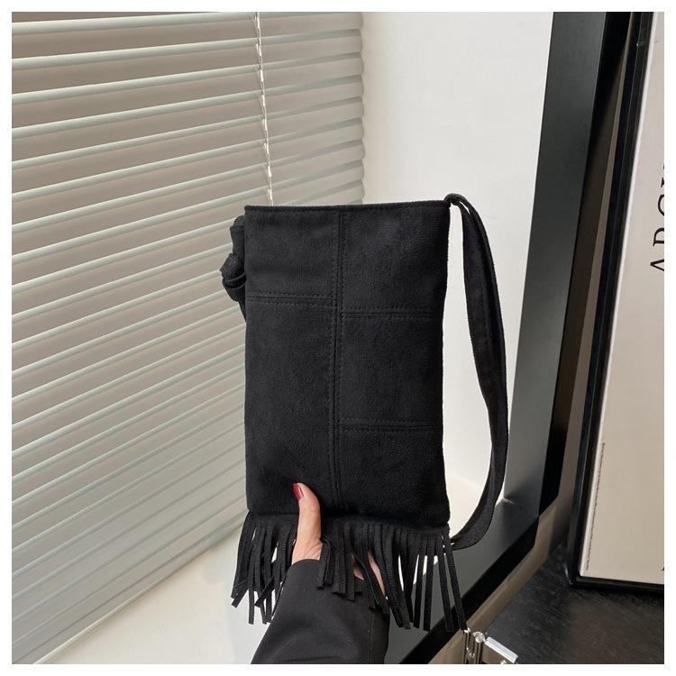 

2025 нишевый дизайн новая женская сумка весна и лето ретро американская с бахромой мини-сумка матовая сумка-мессенджер маленькая сумка для мобильного телефона чёрный