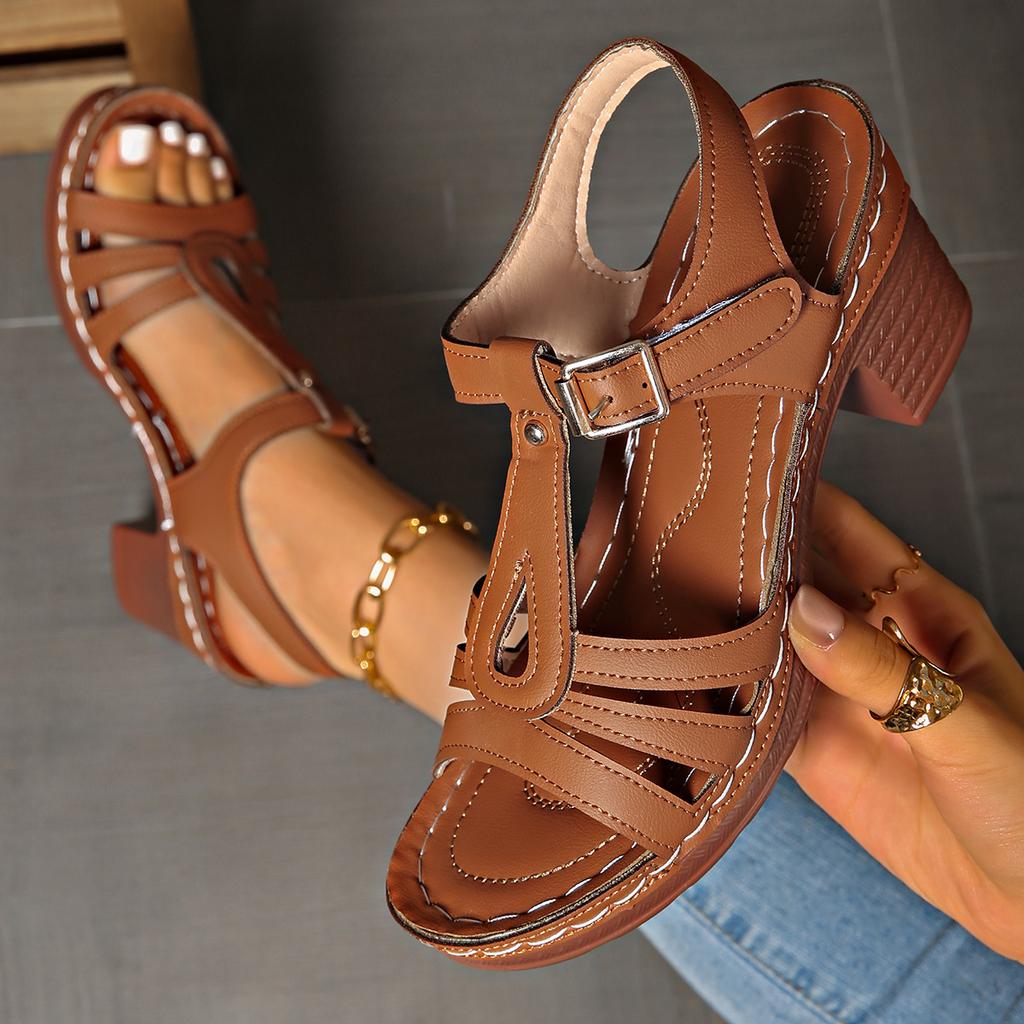 Boty s výřezy s přezkami, sandály na silném podpatku a sandály na středním podpatku