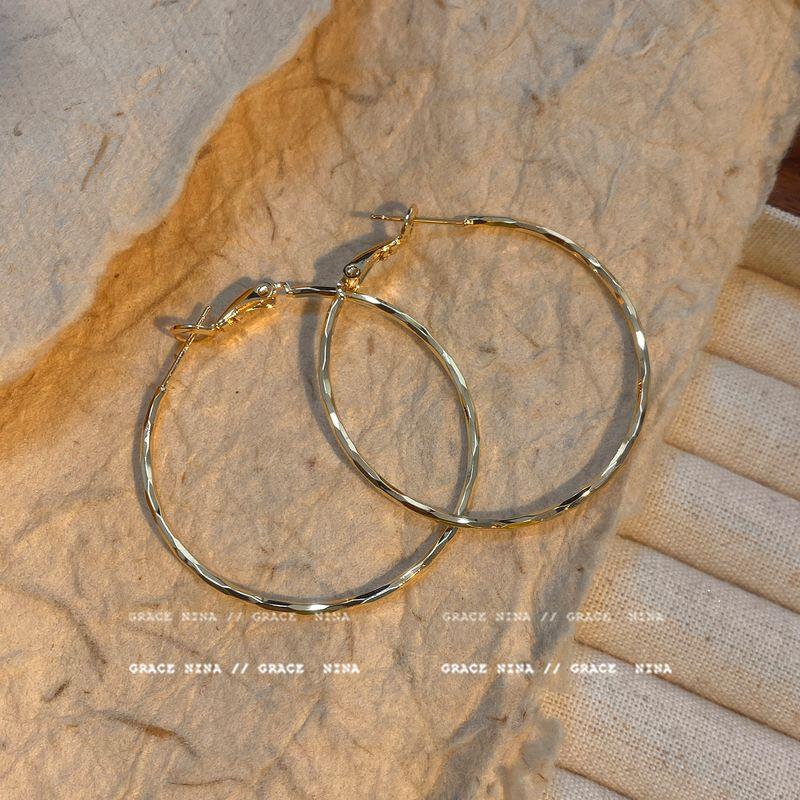 

Bring Your Own Aura! Metal Big Hoop Earrings Female 2025 New Arrival Hot-Sale Earrings Elegant Face Smaller Exaggerated Earrings 4cm gold pigmented hoop earrings