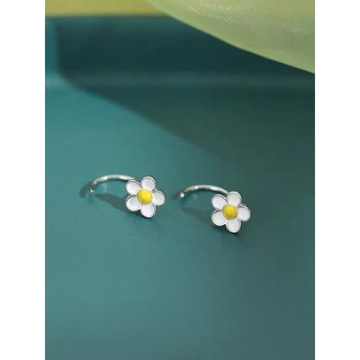Spring New Fresh Small Daisy Stud Earrings for Women's Egg Flowers Korean Version Has A Sweet Temperament and A Thin Face. Earrings