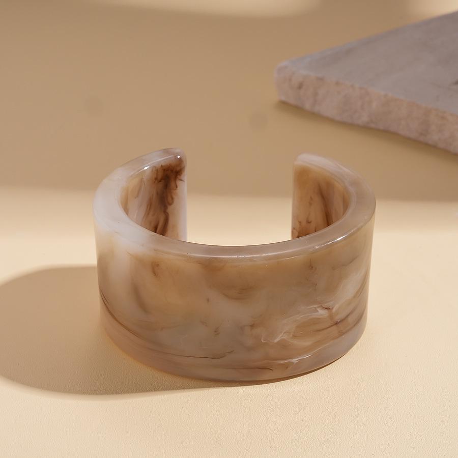 Unique Retro Resin Bracelet: Personalized Fashion Jewelry for Women