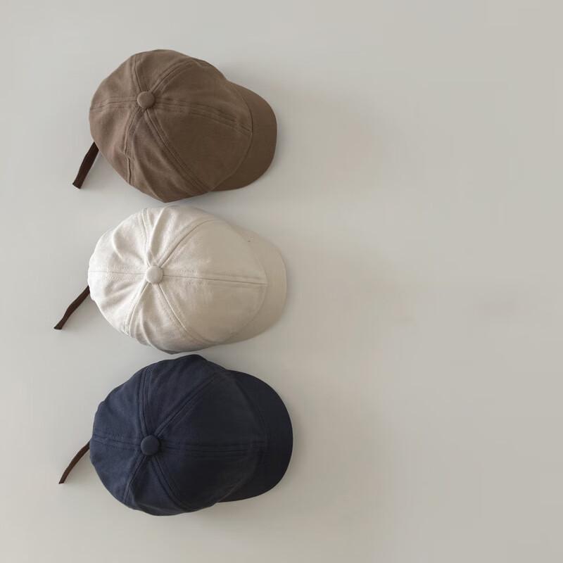 Jednokolorowa czapka bejsbolówka dla dziecka na zewnątrz