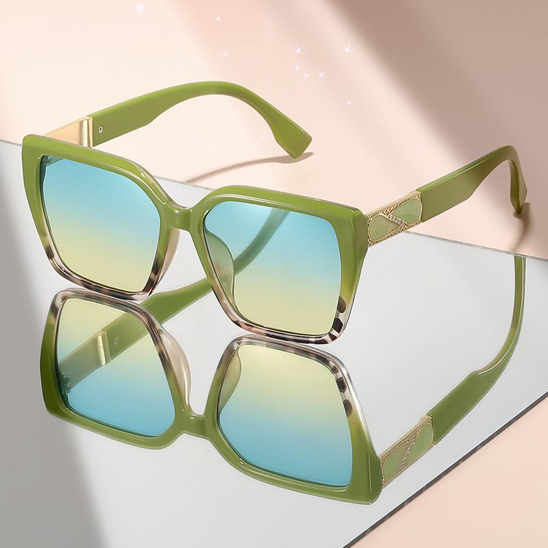 

Крупногабаритные солнцезащитные очки с цветными блоками и высококлассной имитацией драгоценных камней — это модные солнцезащитные очки зелёный