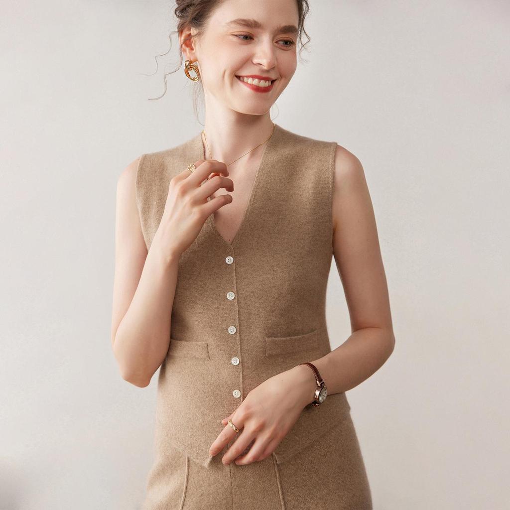 Chic Light Luxury V-Neck Cashmere Knit Women's Slim-Fit Vest for Autumn/Winter