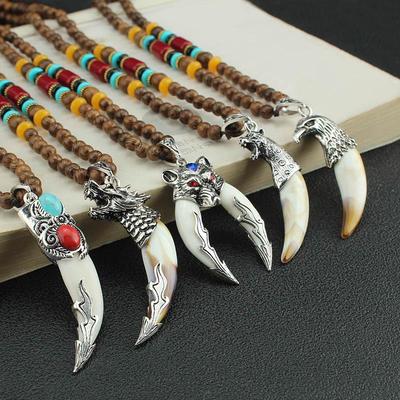 Collana Pendente Dente di Lupo Tibetano con Perline di Legno – Stile Etnico Versatile per Uomini e Donne