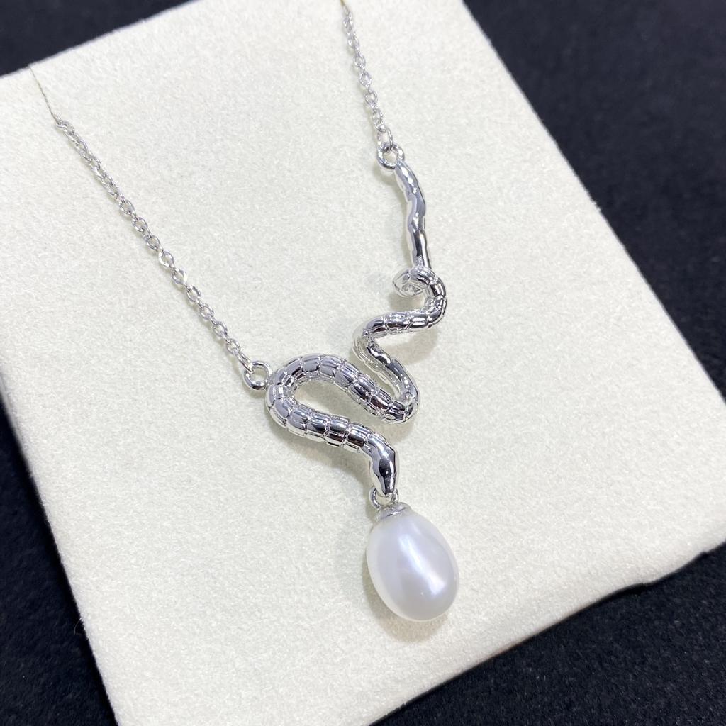 New Minimalist Ins Snake Shaped Pendant with A Cool and Luxurious Feel, Featuring A Small Bead Necklace for Women