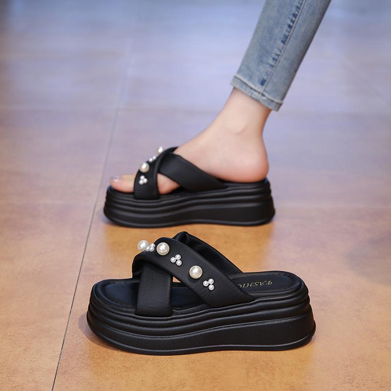 Dicke Sohle coole Hausschuhe Damen 2025 neu Sommer Perlendesign Gefühl passender Rock Kreuzriemen Ein-Zehen-Hausschuhe Damen