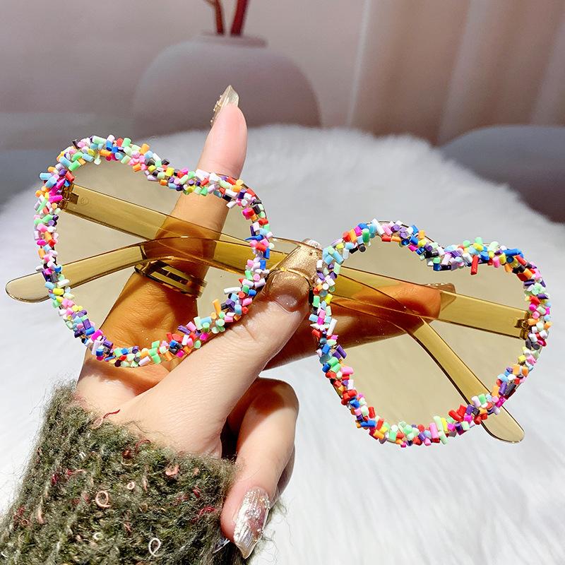 

Новые солнцезащитные очки Love Personality Sticker Fashion Peach Heart Women Single Party Trending Beach Sunglasses [Source Factory Straight Hair]
