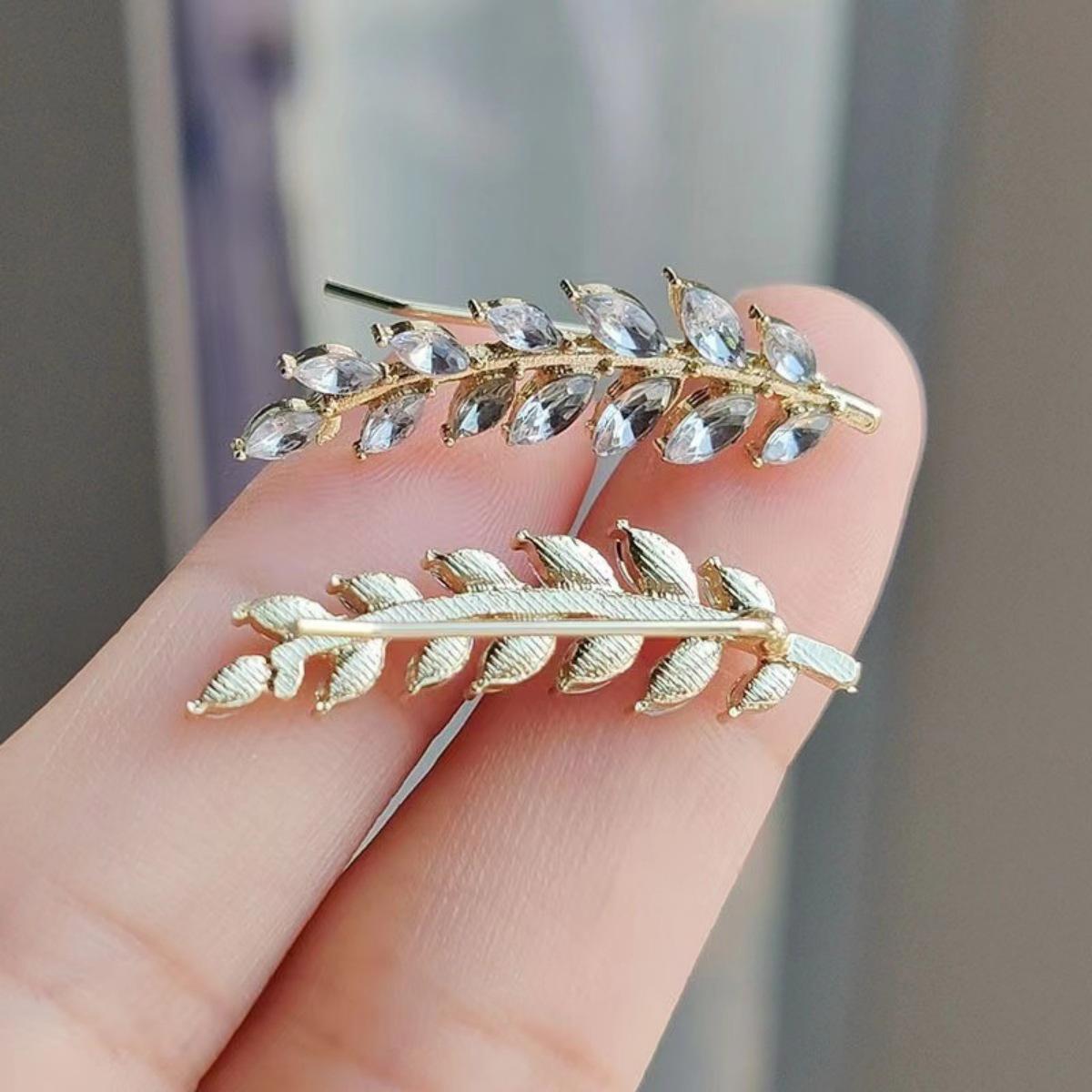 Elegant Zircon Leaf Stud Earrings: Trendy High-End Luxury Accessory золотой
