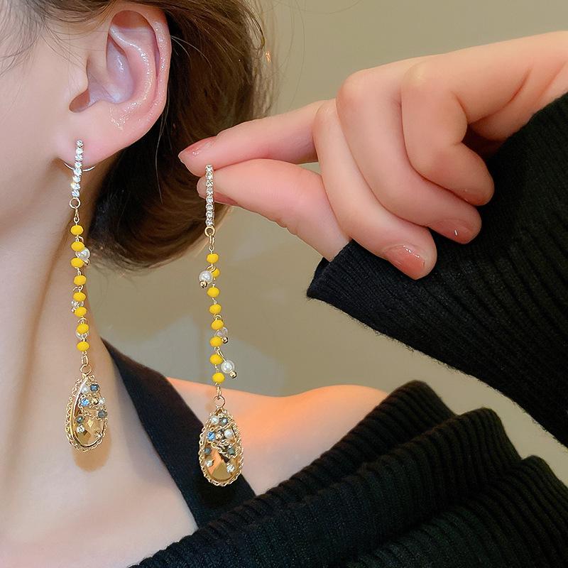 Náušnice s třásněmi ve tvaru motýla s diamantem a stříbrnou jehlou: Retro evropský a americký styl, elegantní křišťálové náušnice, lehký luxus pro ženy.
