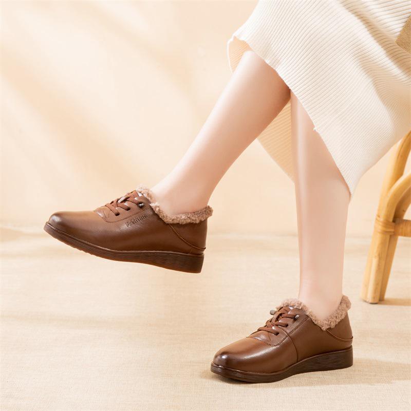 "2025 Winter Genuine Leather Non-Slip Fur-Lined Flat Shoes for Middle-Aged and Elderly"
