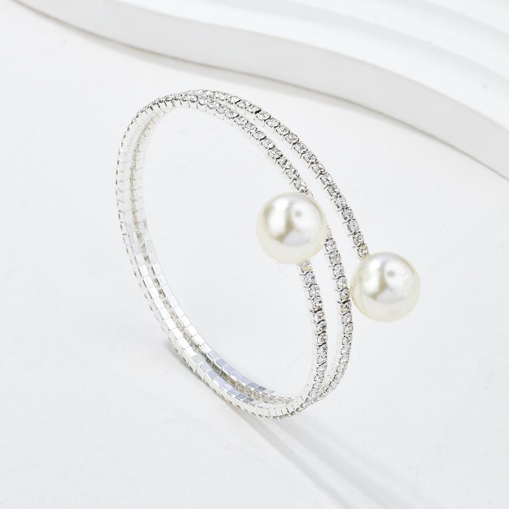 Elegantes Europäisches Brautarmband mit Glänzenden Strasssteinen & Perlen