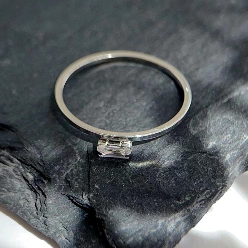 

Нишевое роскошное квадратное кольцо с цирконом в японском стиле: Тонкое кольцо с покрытием из 18-каратного золота из женской титановой стали Size 8