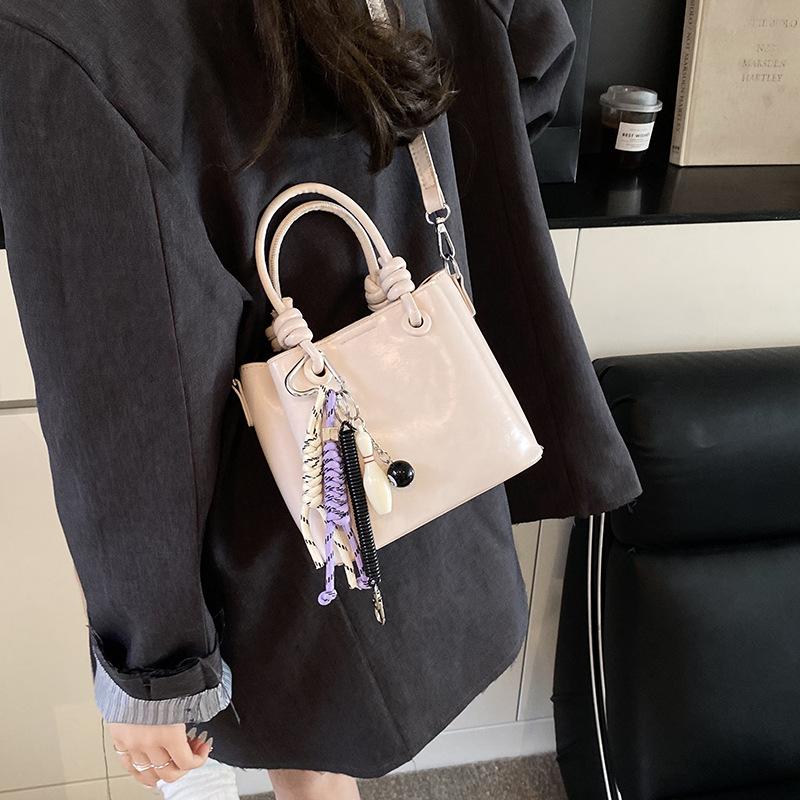 Hand Carrying Simple Bucket Bag Women's Commuting Shoulder Bag New Trendy Fashion Messenger Bag Trendy