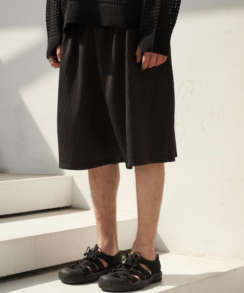 TENER Pleated Bermuda Shorts (Black)