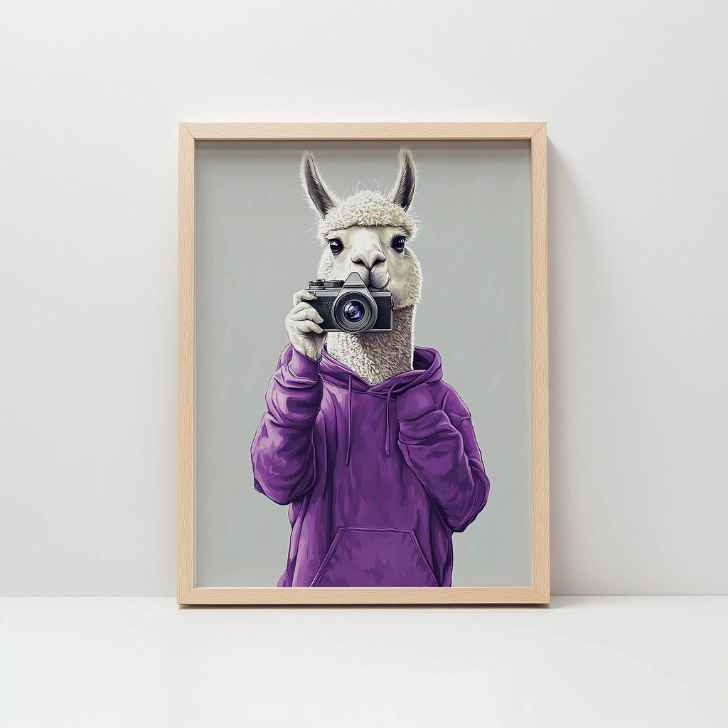 Plakat Lama W Fioletowym Hoodie Z Aparatem Plakat Lama W Fioletowym Hoodie Z Aparatem, 30X40 Cm, Bez Ramy, Płótno Premium Na Blejtramie