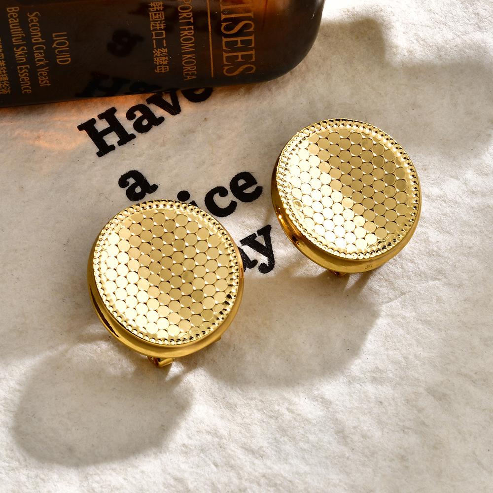 

2026 New Geometric Scale Pattern Round Stud Earrings Ins Style Light Luxury Shiny Golden Ear Clips for Women