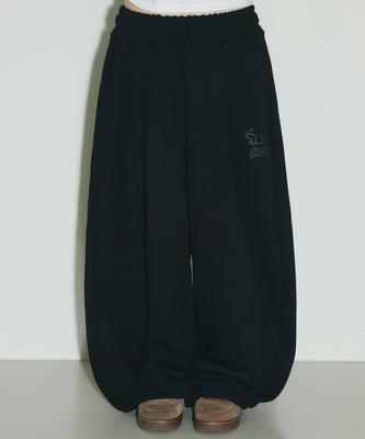 Seulliggeullou Logo Pintuck Wide Curved Sweatpants [Black]