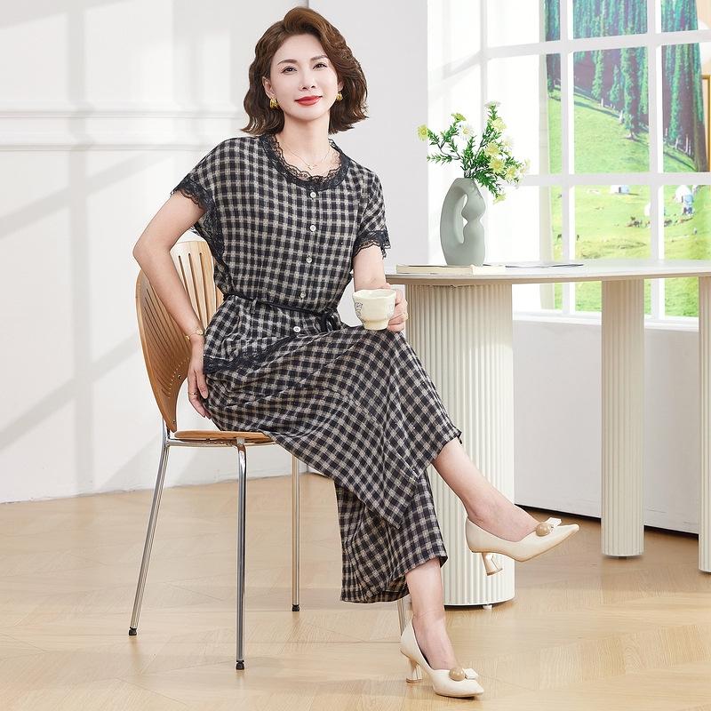

Elegant Summer Plaid Suit: Stylish Short-Sleeved Top & Pants Two-Piece Set for Middle-Aged and Elderly Women 4XL (suggested 72.5-80 kg)