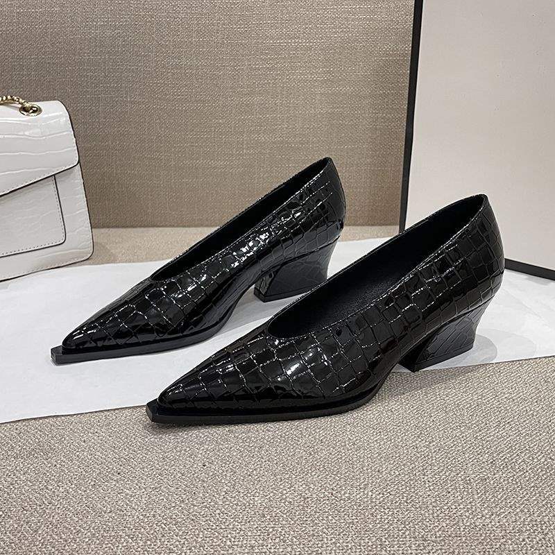 2025 Autumn and Winter New Pointed Head V Mouth Thick Middle Heel Patent Leather Single Shoes Women's Soft Snake Skin Versatile Wedge Heel Retro Gran