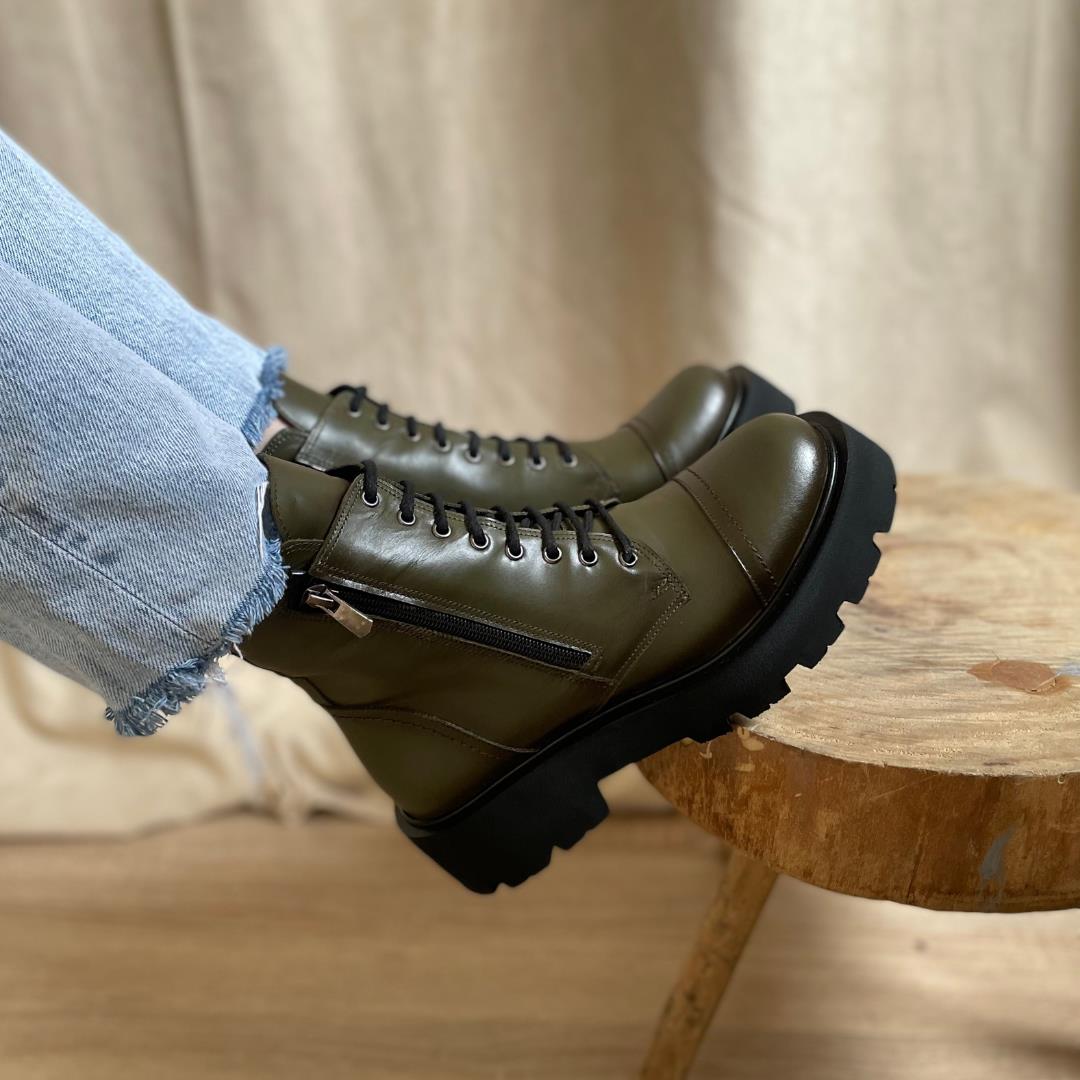 

Женские зимние сапоги из натуральной кожи на низком каблуке 39