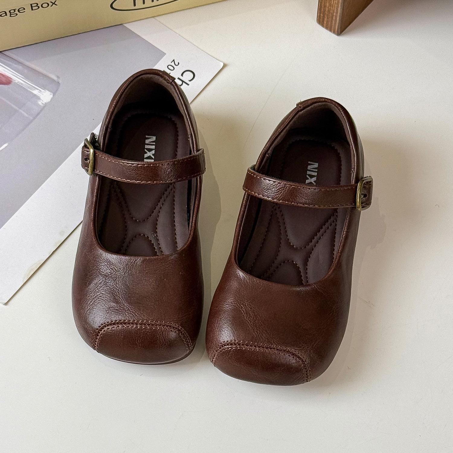 

Кожаная обувь для девочек весна 2025 новая детская обувь корейская версия универсальная обувь с квадратным носком ретро мода туфли бабушки 22-25 yards whole hand 4 pairs starting batch коричневый