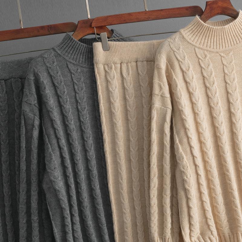 QICED Einfarbiger Pullover mit halbem Rollkragen und gedrehtem Anzug für Damen Herbst- und Wintermode Gestricktes zweiteiliges Damenbekleidungsset