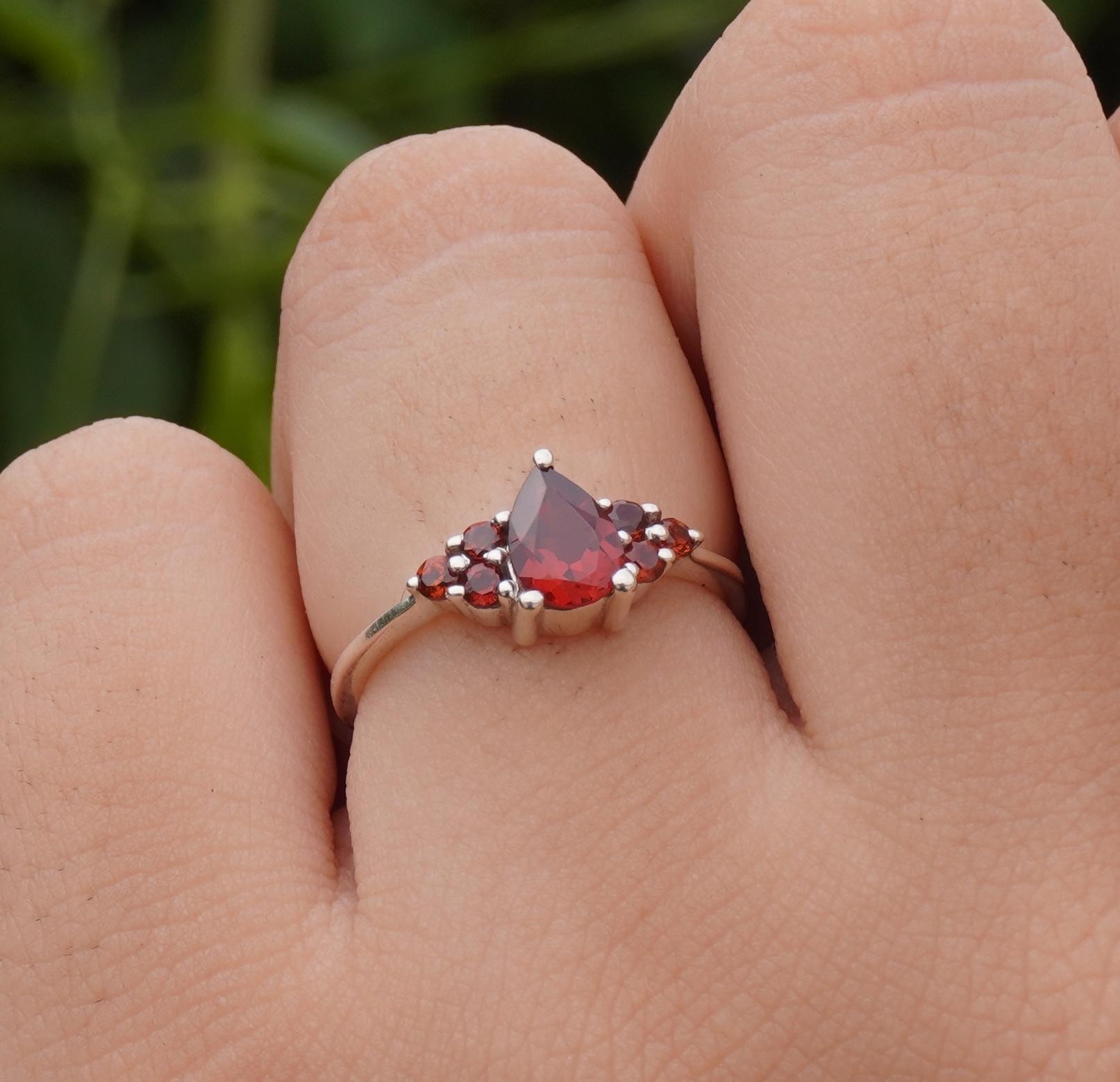 

Мінімалістична каблучка з гранатом, Жіноча каблучка для носіння в наборі, Каблучка з натуральним гранатом, Стерлінгове срібло, Витончена каблучка з дорогоцінним каменем, Різдвяний подарунок, Подарунок на річницю US 6