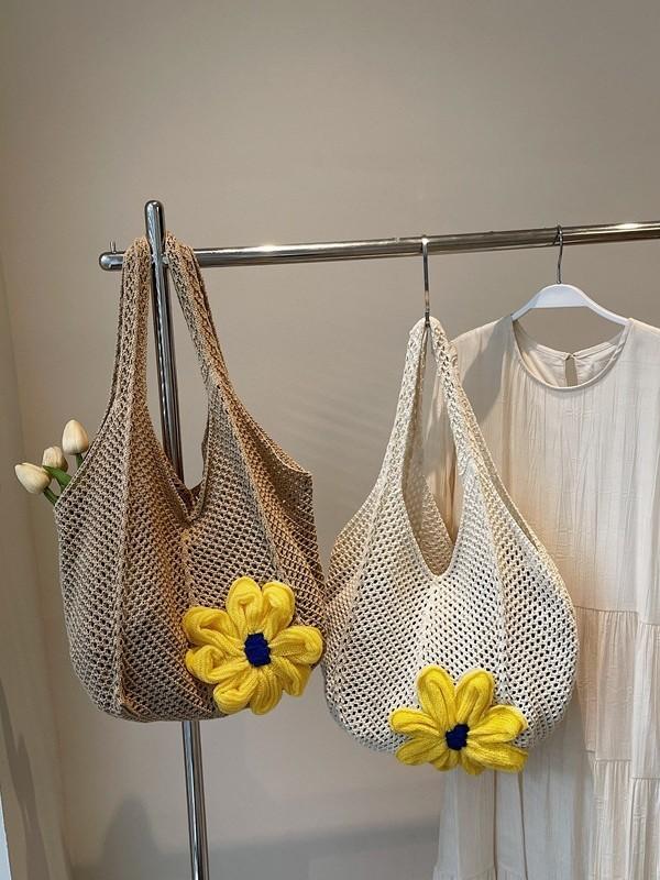 Minimalist Straw Tote Bag For Women With Flower Embellishments For Casual Day Out