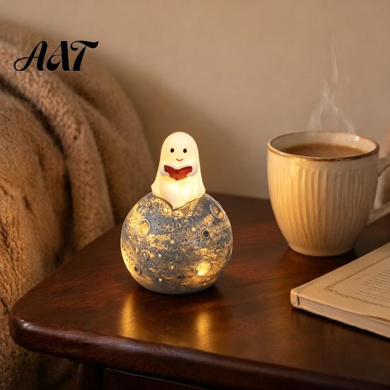 Decoração Sazonal de Outono Adorável Fantasma Lendo Livro Ornamento, Figura de Resina Luminosa, Luz Noturna Lua Brilhante para Halloween Decoração de Casa Mesa Painel do Carro