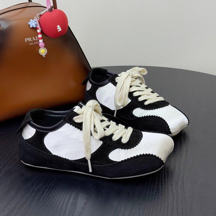 

Корейская версия 2025 новые кривые квадратные носки хлеб немецкие тренировочные туфли женские атласная ткань дышащие повседневные модные спортивные туфли 40 чёрный