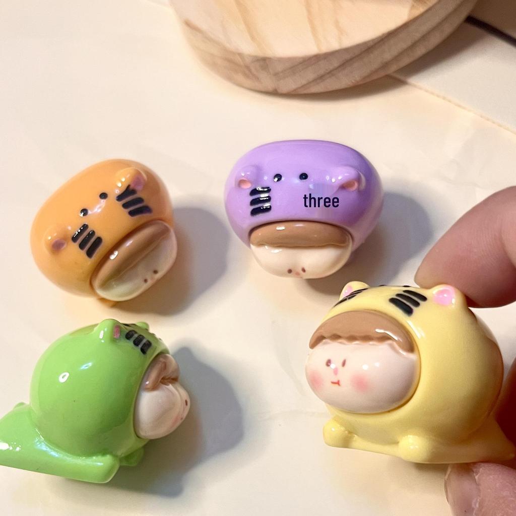 Lilith Jednokolorowy Lakier Torebka Niespodzianka: Urocza tygrysia ozdoba na biurko lalka zabawka