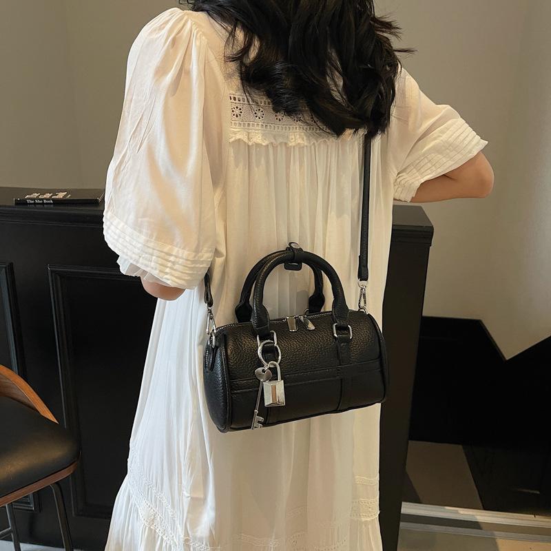 Fashion Hand-held Bowling Bag Women's 2025 Summer New Simple Commuter Shoulder Bag Niche Trend Messenger Women's Bag