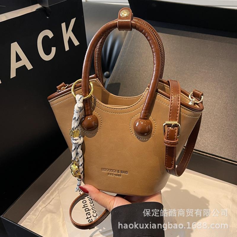 Korean niche bag women's 2025 new spring and summer versatile handbag popular single shoulder messenger bag bucket bag