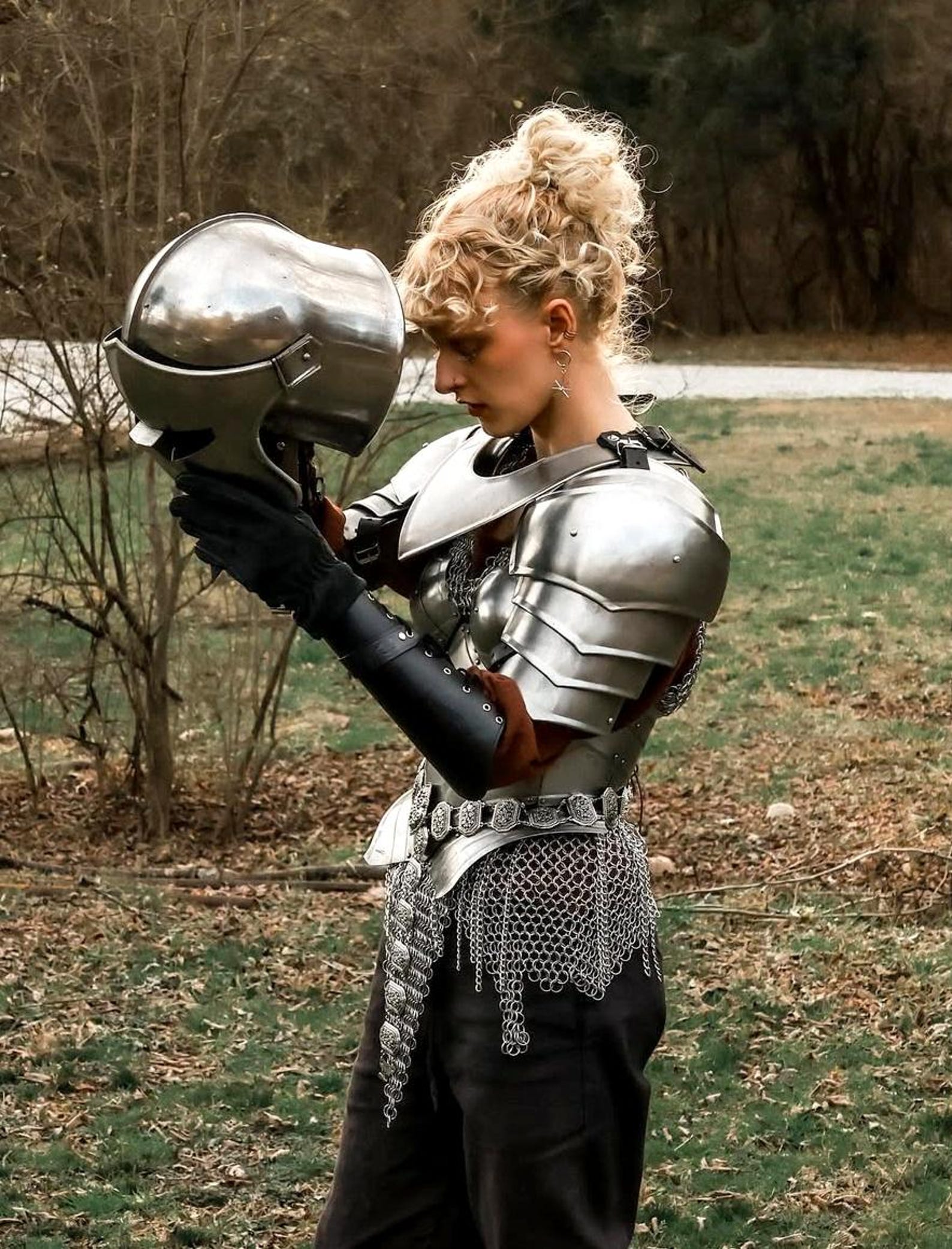 Women’s Medieval Knight Costume – Barbute Helmet, Chainmail & Plate Armor Set for LARP, Cosplay & Halloween S , M , L , XL , XXL . серебряный