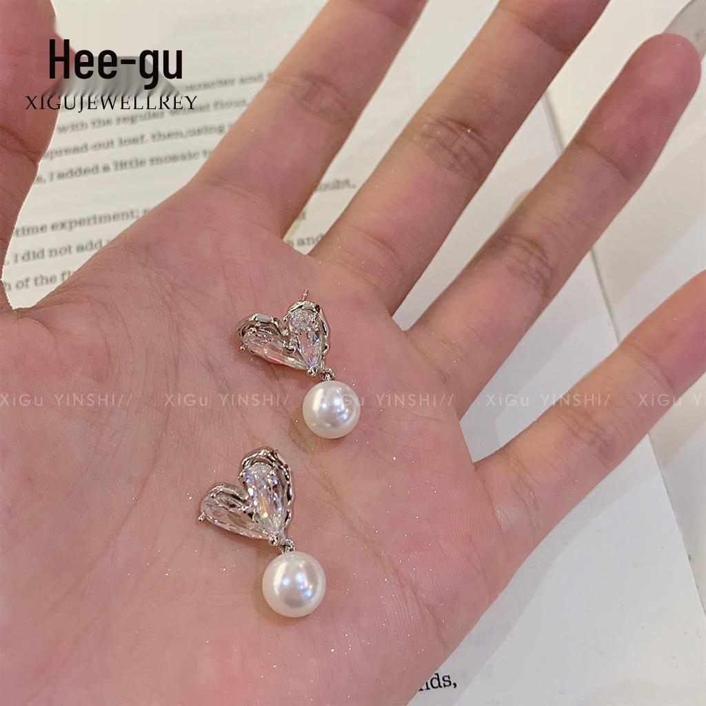 

Korean Style Silver Sparkling Heart Pearl Stud Earrings with Unique Design Heart Pearl Stud Earrings платиновий