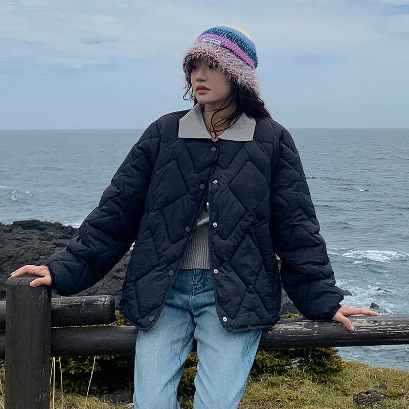 

2025 Осень/Зима Новая Легкая и Легкая Стеганая Короткая Хлопковая Куртка Женская Ромбовидная Клетчатая Куртка без Воротника Студенческая Корейская Стеганая Куртка S чёрный