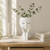Sitzendes Mädchen Vase Skulpturales Harz Minimalistische Wohnkultur Schwarz mit Eyeliner